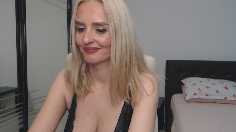 xMEDEEA's Streamate show and profile